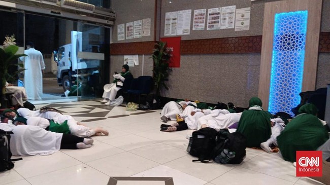 Sebagian rombongan jemaah calon haji asal Indonesia dilaporkan terlantar tanpa fasilitas yang memadai menjelang ibadah wukuf di Arafah, Arab Saudi.