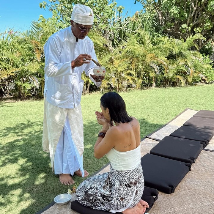<p>Pada <em>postingan</em> itu, Jennifer terlihat busana tanpa lengan berwarna putih yang dilengkapi dengan kain batik. Ia pun terlihat begitu khusyuk ketika menjalani tradisi tersebut bersama pendampingnya.  (Foto: Instagram@jenniferbachdim)</p>