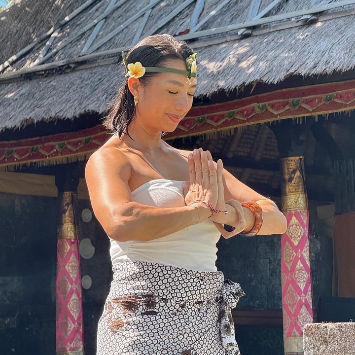 <p>Jennifer Bachdim belum lama ini mencuri perhatian publik setelah menjalani salah satu tradisi yang biasa dilakukan oleh umat Hindu Bali, yakni melukat. Tradisi itu dilakukan di salah satu resor di Bali. (Foto: Instagram@jenniferbachdim)</p>