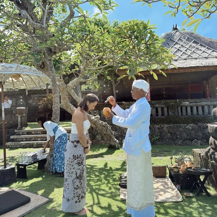<p>Momen itu dibagikan langsung Jennifer melalui beberapa foto yang diunggah di akun Instagram pribadinya. “MELUKAT di <em>@bvlgariresortbali</em> sangat istimewa,” tulis Jennifer, dikutip dari laman <em>Instagram@jenniferbachdim,</em> Kamis (5/6/2025). (Foto: Instagram@jenniferbachdim)</p>