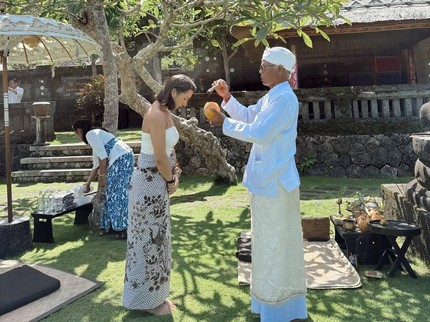 Jennifer Bachdim Jalani Melukat di Bali, Ini Potretnya