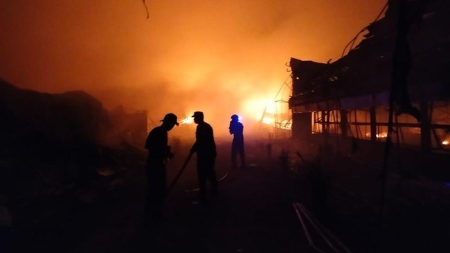 3 Kandang Ayam PT Japfa Ludes Terbakar di Bintan Tiga kandang ayam milik PT Japfa di Bintan, Kepri, ludes dilalap api dalam kebakaran besar pada Rabu malam sampai Kamis pagi. Damkar menghabiskan 35 ton air.