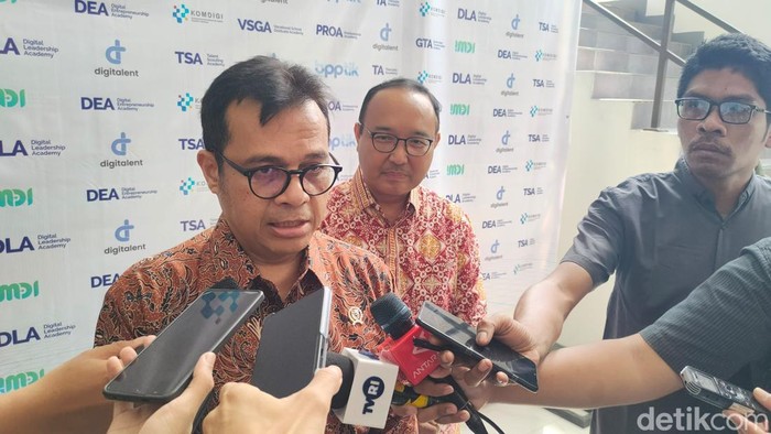 Menyoal akun Instagram judi online (judol) yang senpat di-follow Wakil Presiden (Wapres), Gibran Rakabuming Raka, katanya telah diproses oleh Dirjen Pengawadan Ruang Digital. Hal ini disampaikan Wamen Komdigi, Nezar Patria.