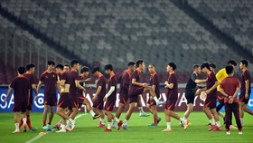 Bus Timnas China Disoraki Saat Tiba di GBK Jelang Lawan Indonesia