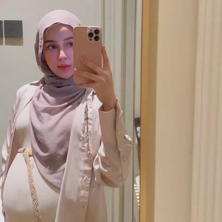 <p>Miskah Shafa kakak ipar dari content creator Fadil Jaidi juga tengah menjalani kehamilan pertamanya. Banyak yang memuji istri dr Yislam Aljaidi ini terlihat semakin cantik di kehamilannnya. Miskah juga telah menggelar gender reveal yang sederhana dan kini bersiap menyambut kelahiran bayi perempuan. Foto: Instagram @miskahshf</p>