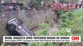 VIDEO: Mobil Anggota DPRD Tercebur Masuk Sungai