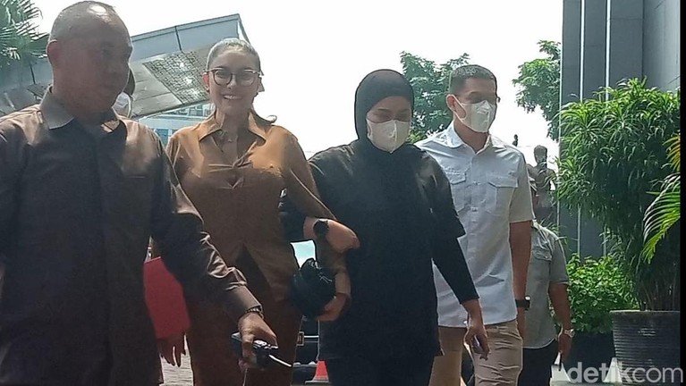 nikita mirzani nikita mirzani dan mail syahputra di Kejari