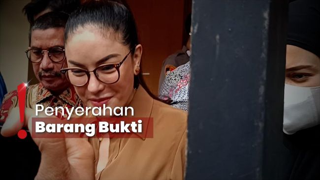 Nikita Mirzani Tampil Modis-Tebar Senyuman saat Tiba di Kejaksaan
