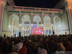 Ribuan Warga Nobar Timnas Sambil Takbiran di Masjid Al Akbar Surabaya