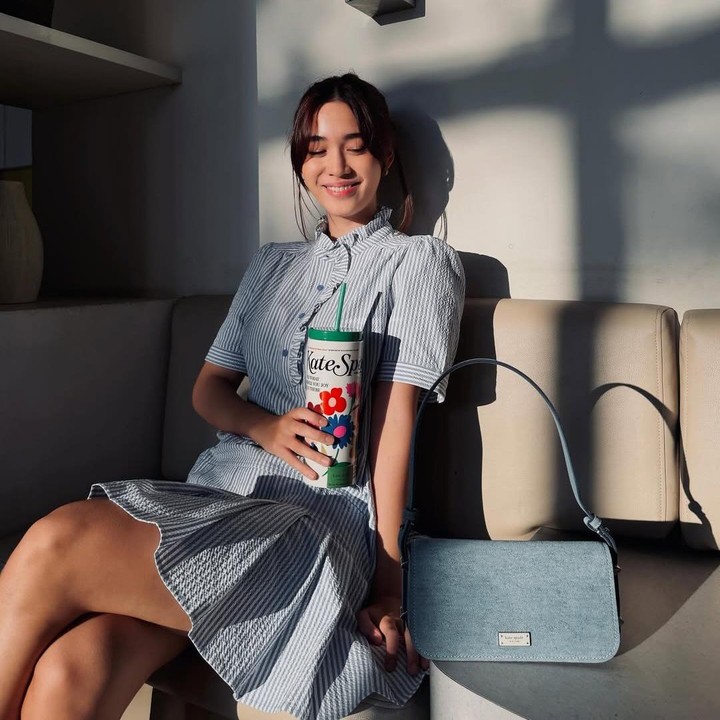 <p>Nurra memiliki paras yang cantik dan kerap disebut mirip dengan ibundanya. Tak sedikit netizen menuliskan pujian tersebut di kolom komentar unggahan Nurra di Instagram. "Pantes anak nya cantikk lah emak nyaa tante ineee," tulis akun @ra***. "Cantik banget," ungkap @oe***. (Foto: Instagram @nuradatau)</p>