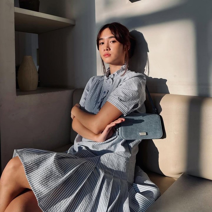<p>Nurra sebenarnya bukan aktris pendatang baru di dunia akting. Ia sudah membintangi film sejak usia 8 tahun. Pada tahun 2017, Nurra bahkan pernah masuk nominasi Piala Citra untuk kategori Pemeran Anak Terbaik di film<em> Iqro: Petualangan Meraih Bintang</em>. Nurra lalu memulai karier akting dewasanya saat membintangi film<em> Dua Hati Biru</em> yang rilis di tahun 2024. (Foto: Instagram @nuradatau)</p>