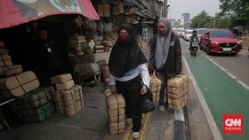 FOTO: Berkah Pedagang Besek dan Perlengkapan Sate Jelang Idul Adha