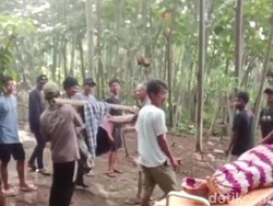 Pelukan Terakhir Kokom di Punggung Suami Saat Lewati Jalan Rusak
