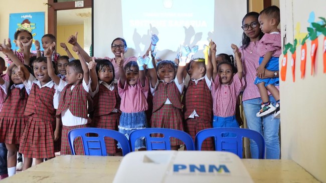 Menghadapi keterbatasan fasilitas dan tantangan ekonomi, semangat Selly untuk mempertahankan sekolah kecilnya tak pernah padam.