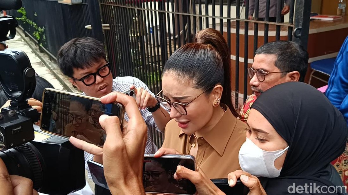 Potret Nikita Mirzani perdana setelah ditahan di Polda Metro Jaya&period; Nikita Mirzani keluar dari Rutan Polda Metro Jaya&comma; Kamis &lpar;5&sol;6&sol;2025&rpar; untuk siderahkan tahap II ke Kejari Jaksel&period;