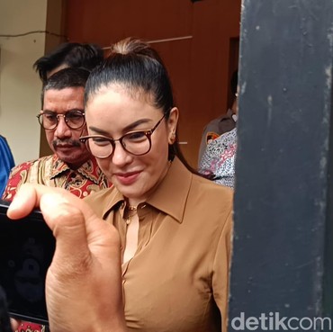 Ditahan, Nikita Mirzani Tetap Berkurban hingga Bagikan Sapi ke Rumah Sopir dan ART