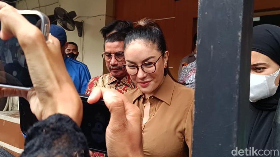 Potret Nikita Mirzani perdana setelah ditahan di Polda Metro Jaya&period; Nikita Mirzani keluar dari Rutan Polda Metro Jaya&comma; Kamis &lpar;5&sol;6&sol;2025&rpar; untuk siderahkan tahap II ke Kejari Jaksel&period;