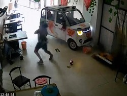 Video Heroik! Remaja China Selamatkan Balita yang Nyaris Tertabrak Mobil