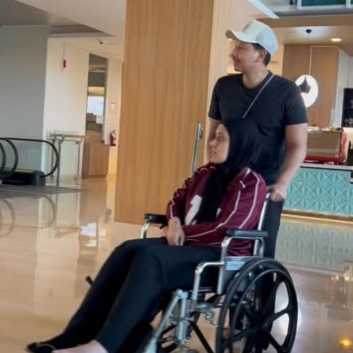 <p>Fairuz diketahui tidak sengaja terinjak sapi kurban seberat 1,2 ton. Bahkan, kejadian ini membuat kakinya bengkak dan memar. “Kahfi kamu tuh berat sayang, beratmu 1,2 ton sedangkan kaki mommy cuma ukuran 39. Liat tuh kaki mommy sampe bonyok gitu, Alhamdulillahnya cuma bengkak dan memar aja loh,” tulis Sonny Septian, dikutip dari laman<em> Instagram@sonnyseptian,</em> Kamis (5/6/2025). (Foto: Instagram@sonnyseptian)</p>