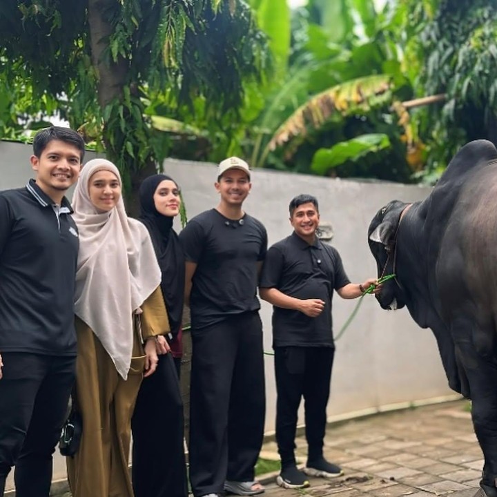 <p>Pada <em>postingan</em> itu, ia mengucapkan terima kasih atas pemberian sapi kurban tesebut. “Masya Allah Tabarakallah Rejeki bisa dateng kapan aja dengan bentuk apapun dan cara yang unik. Alhamdulillah makasi <em>@raffinagita1717 </em>untuk hadiah sapinya. Pertama kali liat sapinya, anak-anak <em>happy</em> banget,” ujar Sonny. (Foto: Instagram@sonnyseptian)</p>