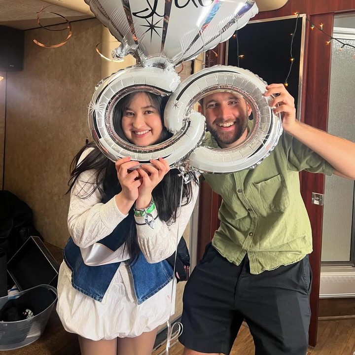 <p>Asher memang selalu terlihat di setiap jadwal manggung Stephanie, Bunda. Pria bule ini merupakan Personal &amp; Touring Assistant yang membantu mengelola jadwal pekerjaan Stephanie. Profesi itu sudah digeluti Asher bahkan sebelum resmi menikah dengan sang penyanyi. (Foto: Instagram @stephaniepoetri)</p>
