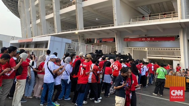 Gerbang Dibuka, GBK Memerah Jelang Indonesia vs China Pintu gerbang Stadion Utama Gelora Bung Karno mulai dibuka dan membuat suasana langsung memerah jelang laga Timnas Indonesia vs China, Kamis (5/6) sore.