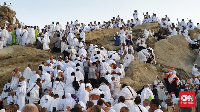 Tradisi penyematan gelar "Haji" di Indonesia mencerminkan perjalanan spiritual dan sosial. Gelar ini memiliki akar historis, kultural, dan keagamaan.