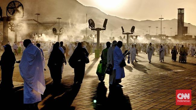 Cuaca panas ekstrem di Tanah Suci membuat jemaah haji perlu membawa perlengkapan khusus untuk mencegah dehidrasi dan heatstroke.