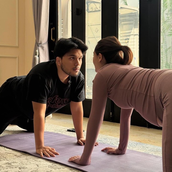 <p>Thariq pun mengunggah momen saat mendampingi sang istri menjalani kelas yoga tersebut. Keduanya begitu tenang seakan telah siap menyambut kehadiran Si Kecil ke dunia. "Can’t wait to see you come to this world, nak!," tulis Thariq. Foto: Instagram @thariqhalilintar</p>