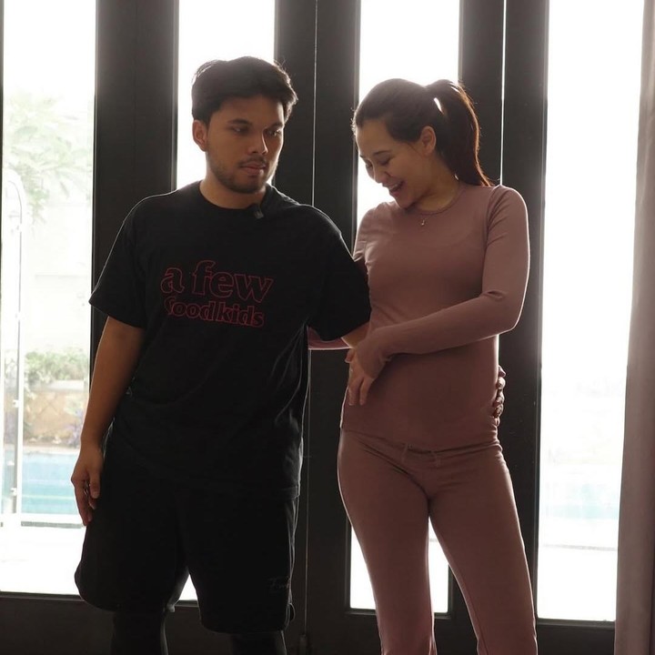 <p>Jelang persalinan anak pertama mereka, Aaliyah Massaid dan Thariq Halilintar benar-benar mempersiapkan diri menjadi orang tua, ya Bunda. Selain mempersiapkan kamar dan perlengkapan bayi, keduanya juga mengikuti couple prenatal yoga. Foto: Instagram @thariqhalilintar</p>