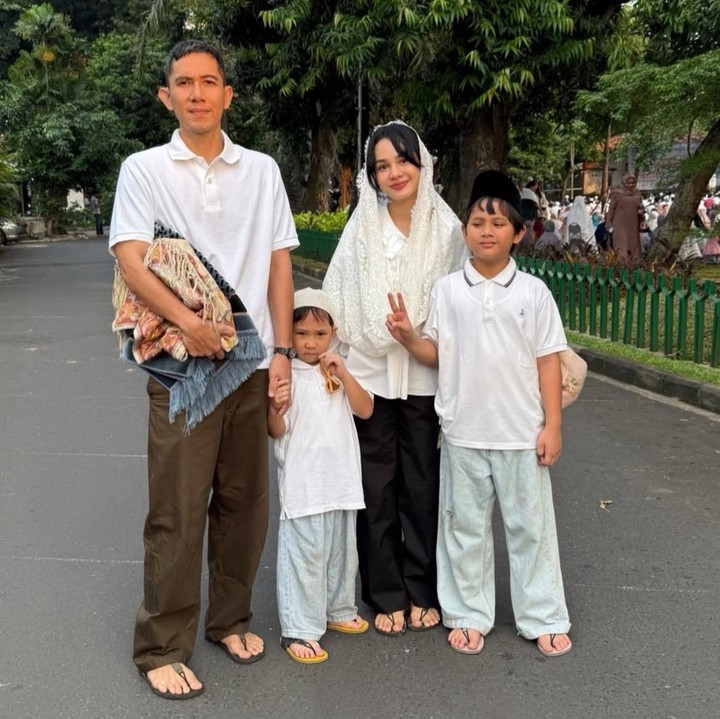 <p>Andien Aisyah pun membagikan foto bersama suami dan kedua putranya setelah melaksanakan salat Id. Keluarga penyanyi satu ini tampil sederhana mengenakan pakaian berwarna putih. “Selamat Idul Adha teman-teman semuanya,” tulis Andien, dikutip dari laman<em> Instagram@andien. </em>(Foto: Instagram@andien)</p>