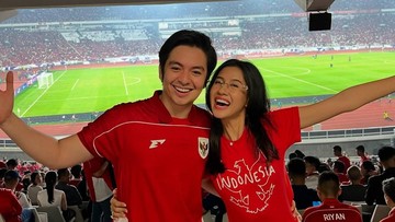 Potret Keseruan Pasangan Artis Nonton Langsung Pertandingan Sepak Bola Indonesia Vs China