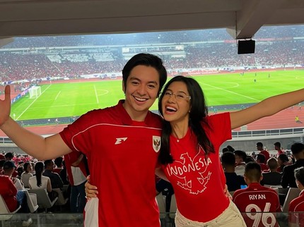 Potret Keseruan Pasangan Artis Nonton Langsung Pertandingan Sepak Bola Indonesia Vs China