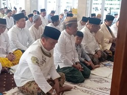 Bahlil Salat Idul Adha Bareng Keluarga di Masjid Ainul Hikmah Golkar