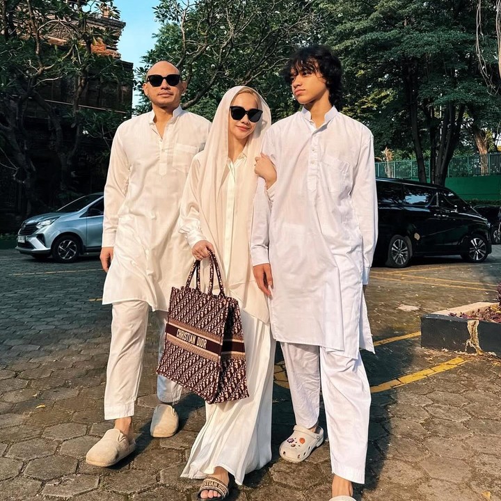 <p>Bunga Citra Lestari (BCL) membagikan momen setelah melaksanakan salat Id di hari raya Idul Adha bersama sang suami Tiko Aryawardhana dan putranya Noah Aidan Sinclair. Keluarga kecil ini tampil mengenakan busana muslim berwarna putih. BCL dan sang suami terlihat semakin kece dengan kacamata hitam, ya, Bunda. (Foto: Instagram@itsmebcl)</p>