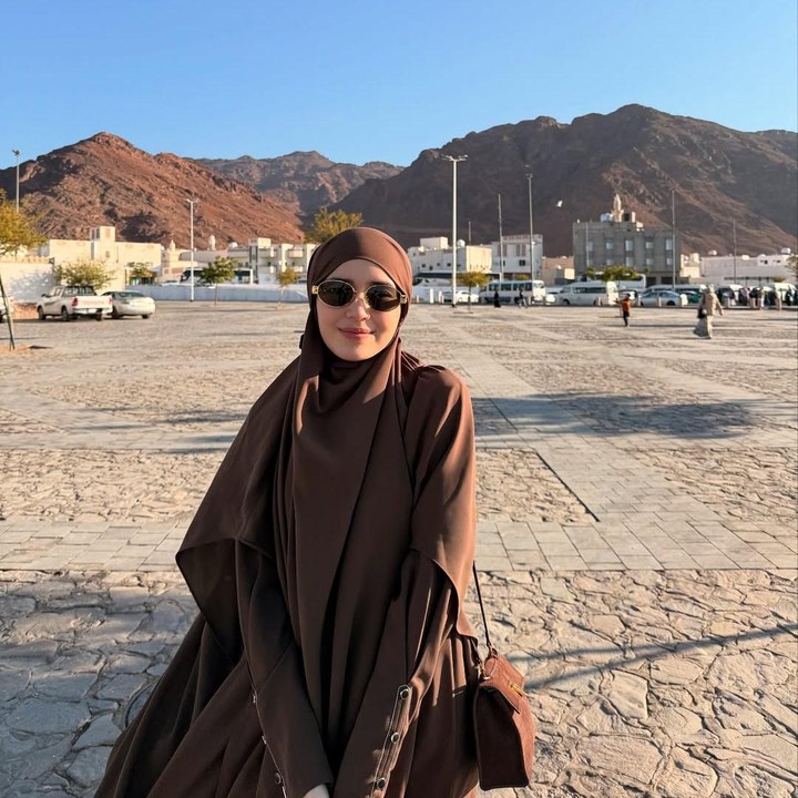 <p>Beby Tsabina juga terlihat merayakan hari raya Idul Adha tahun ini dengan membagikan beberapa momen saat berkunjung ke Tanah Suci. “Eid Mubarak,” tulis Beby, dikutip dari laman<em> Instagram@bebytsabina. </em>(Foto: Instagram@bebytsabina)</p>