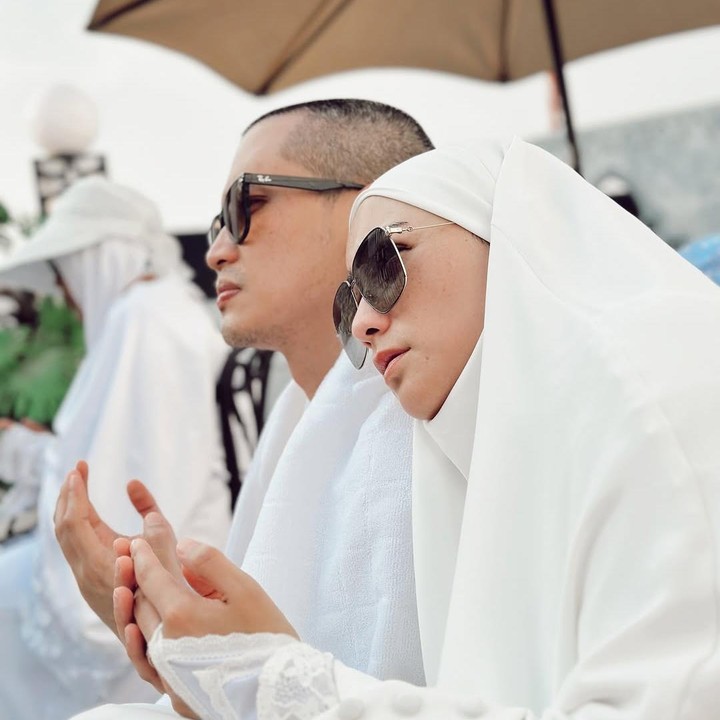 <p>Citra Kirana dan sang suami, Rezky Aditya, menjalani ibadah haji pada 2024 lalu. Sang aktris pun sempat membagikan momen haru setelah menyelesaikan wukuf di Arafah. “Ya Allah rasanya ini sunset tersedih buat kita.. duduk berdua di luar minta ampun dan pertolongan Allah SWT.. air mata enggak berhenti turun. Terimakasih ya Allah udah undang kami ke tempat paling mustajab ini, semoga teman-teman yang baca juga bisa ke sini yaa..Aamiin,” tulisnya, dikutip dari laman <em>Instagram@citraciki,</em> Jumat (6/6/2025). (Foto: Instagram@citraciki)</p>