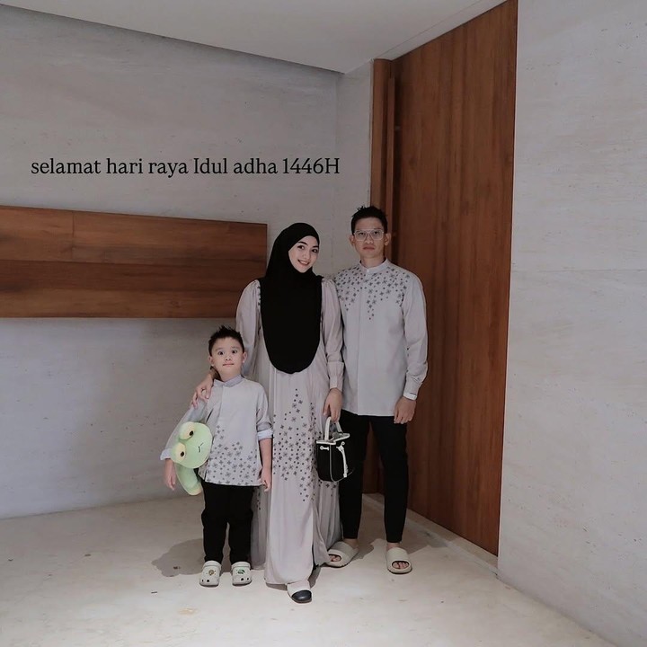 <p>Sementara itu, ada juga Citra Kirana bersama  sang suami Rezky Aditya dan putranya Keene Atharrazka Adhitya yang tampil mengenakan busana muslim motif yang serasi berwarna abu-abu. (Foto: Instagram@citraciki)</p>