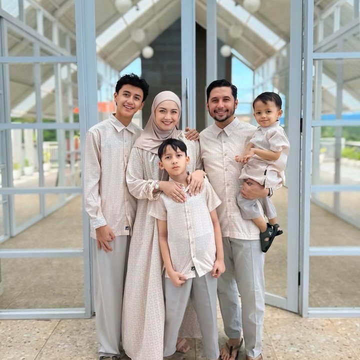 <p>Pasangan Corry Pamela dan Umar Syarief juga tampil kompak bersma ketiga anaknya di hari raya kurban tahun ini. Mereka terlihat mengenakan busana muslim berwarna krem. Momen itu dibagikan langsung oleh Corry di akun Instagram pribadinya, Bunda. (Foto: Instagram@corrypamela)</p>