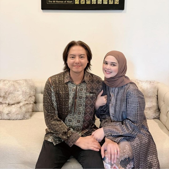 <p>(Cut Meyriska dan Roger Danuarta juga tak kelewatan membagikan momen bersama di Hari Raya Idul Adha 2025. Tahun ini keduanya mengenakan busana dengan warna yang serasi, yakni cokelat. Foto: Instagram@cutrayumeyriska)</p>