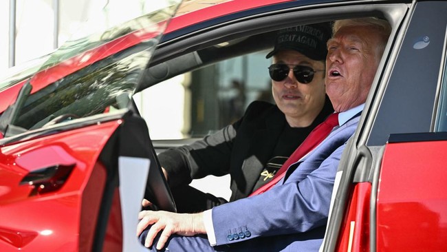 Trump Mau Jual Tesla Buntut Pecah Kongsi dengan Elon Musk Donald Trump disebut akan menjual Tesla yang ia beli awal 2025 setelah perseteruan sengit dengan Elon Musk baru-baru ini.