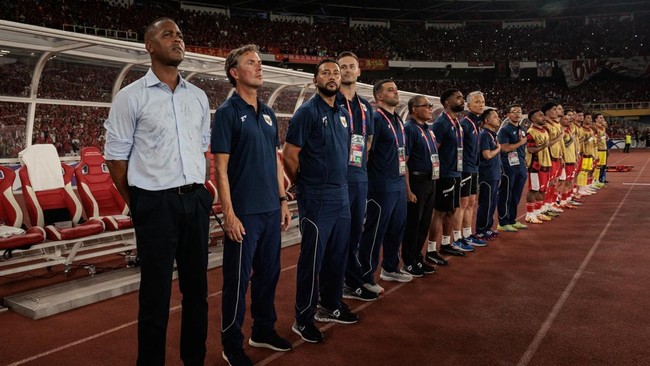 Taktik Tepat, Timnas Indonesia Menang, tapi Kluivert Salah Baju Pelatih Timnas Indonesia Patrick Kluivert tampak belum benar-benar menguasai medan tanding Stadion Utama Gelora Bung Karno (SUGBK), Jakarta.
