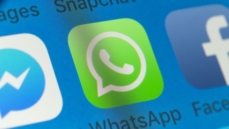 Ilustrasi WhatsApp London, UK - August 01, 2018: The buttons of WhatsApp, Facebook, Messenger, Snapchat and Messages on the screen of an iPhone.