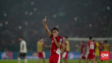 Berita Panas dari Dunia Sport CNN : Beckham Putra Pakai Nomor 6, Ternyata Pemberian Kluivert