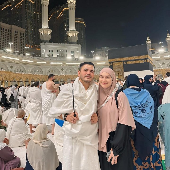 <p>Irish Bella dan sang suami Haldy Sabri turut membagikan momen bersama ketika melaksanakan ibadah haji di Tanah Suci. “Dengan masuknya tanggal 8 Dzulhijjah ini maka kami akan bergerak menuju inti proses Ibadah haji yang kami tunaikan..Dengan segala kerendahan hati, mohon dimaafkan segala kesalahan dan kekhilafan yang pernah dilakukan,” tulis Irish, dikutip dari laman<em> Instagram@_irishbella_. </em>(Foto: Instagram@_irishbella_)</p>