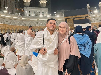 Momen Irish Bella & Suami Pulang Haji Langsung Peluk Anak-anak, Simak 5 Potretnya