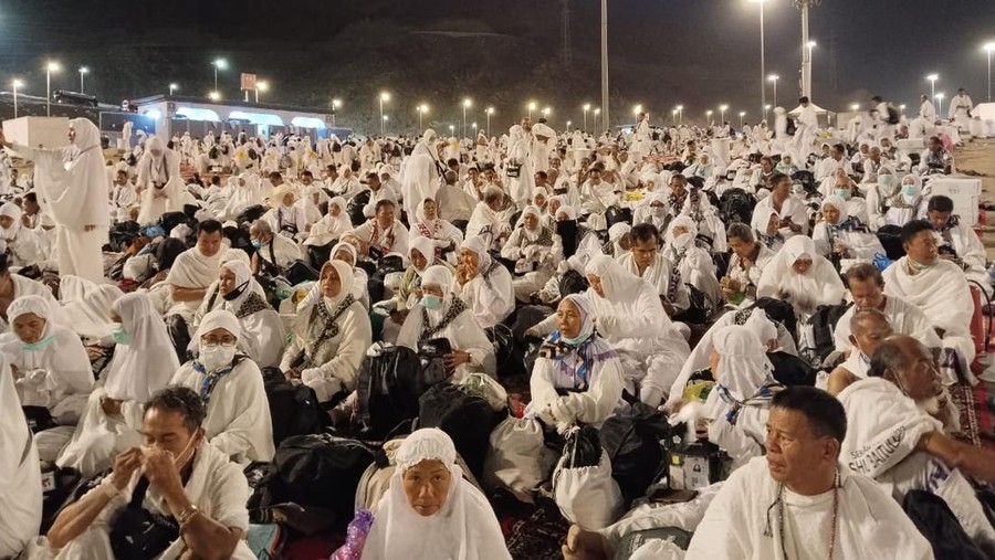 Jemaah haji dari seluruh dunia&comma; termasuk Indonesia memadati Muzdalifah untuk mabit&period; &lpar;Haris&sol;detikcom&rpar;