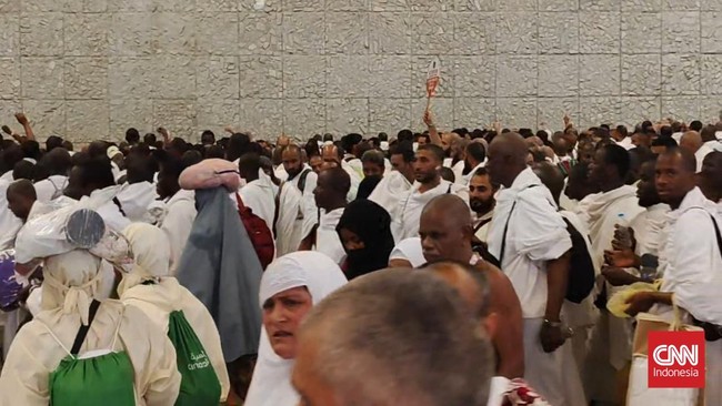 Jemaah Haji Mulai Melempar Jumrah Aqabah di Mina Jutaan jemaah haji mulai melempar Jumrah di Mina, Makkah hari ini, bertepatan dengan Hari Raya Idul Adha 10 Zulhijjah.