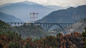 FOTO: India Punya Jembatan Kereta Tertinggi di Dunia, Eiffel Kalah