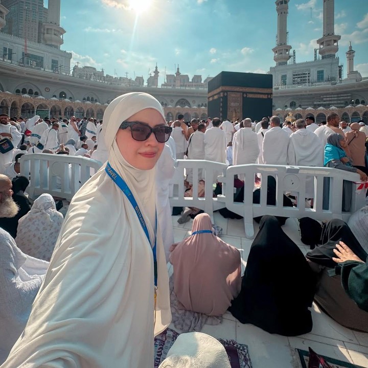 <p>Kimberly Ryder dikabarkan batal menjalani ibadah haji tahun ini karena visa furoda yang tidak terbit. Ia pun menungkap kerinduannya dengan mengunggah momen pertama kali pergi ke Tanah Suci untuk menjaalni umrah. “<em>Sharing</em> buat yang rindu atau ingin tau pemandangan dan suara Tanah Suci. Kota nyata yang tidak pernah tidur,” ujar Kimberly, dikutip dari laman<em> Instagram@kimbrlyryder. </em>(Foto: Instagram@kimbrlyryder)</p>